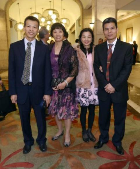 Yiu Tong, Lina Yam junto a Gina y Raúl Chem.