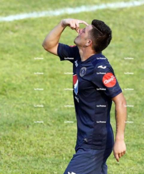 Marcelo Estigarribia celebró de esta manera su gol. ¿Una burla a Héctor Vargas por su nariz?