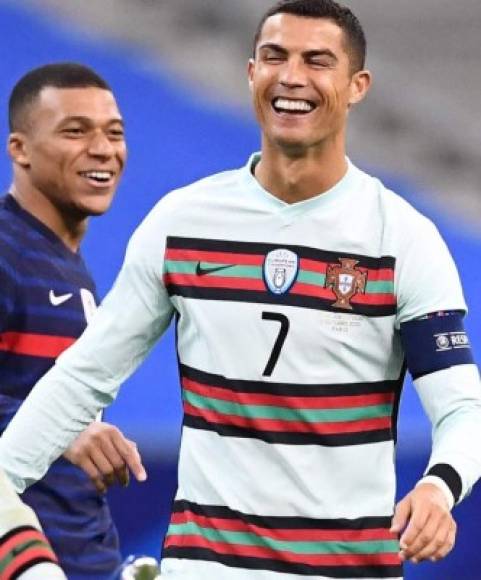Luego de la conversación, Cristiano Ronaldo fue captado sonriendo de esta manera con Mbappé.