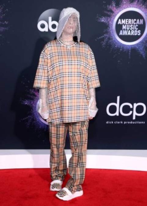 Es una lastima que Billie Eilish tenga a todos hablando de ella, pero no precisamente por su talento musical. Al menos con esa gorra (muy a lo cuento de la criada) tapaba el estridente verde que lleva en las raíces de su cabello.