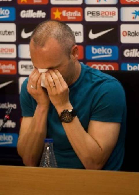 Iniesta no pudo contener las lágrimas en la conferencia de prensa en la que ha dicho adiós al Barcelona.