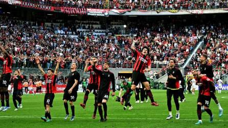 La plantilla del AC Milan celebró con su afición tras el final del encuentro.