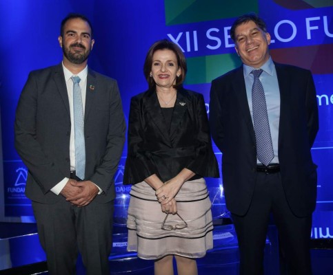 Grandes empresas son reconocidas por Fundahrse