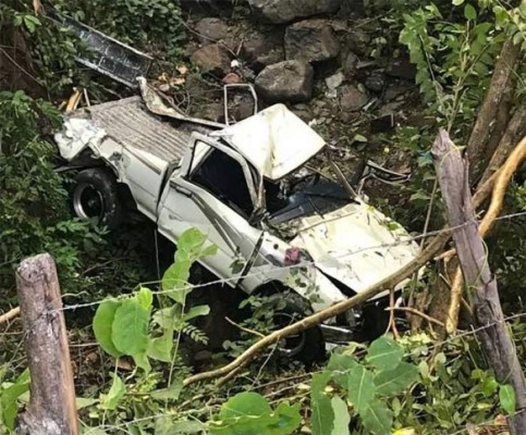 Pespire: Tres muertos al precipitarse vehículo en una hondonada
