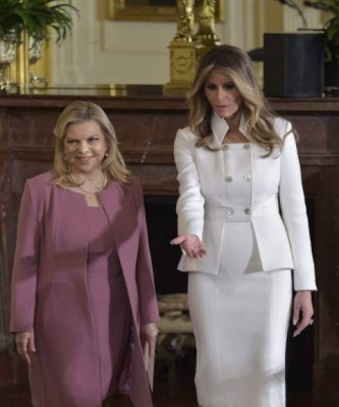 El impecable traje de Melania se llevó los aplausos de los críticos de moda.