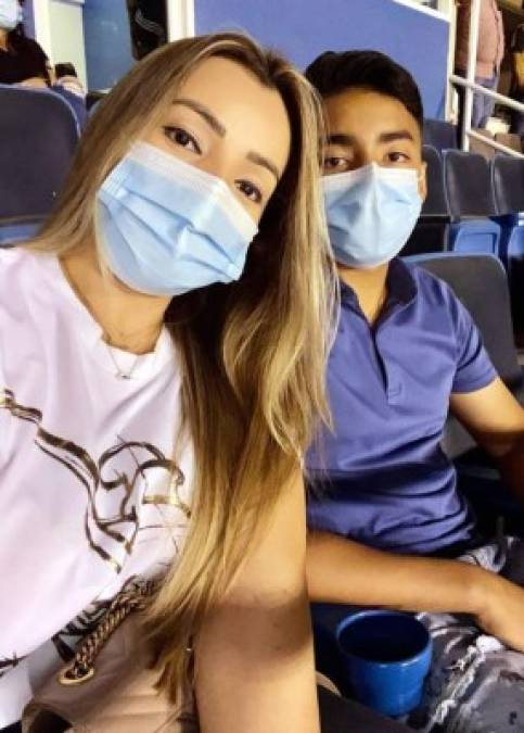 Virginia Varela, la bella esposa de Emilio Izaguirre, junto a su hijo mayor apoyando al futbolista del Marathón en el clásico ante Real España.