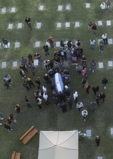 El ataúd de Maradona llegó al cementerio cubierto por una bandera de Argentina.