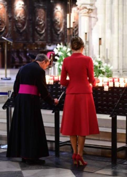 Melania, de 47 años, vistió un elegante conjunto de falda y chaqueta rojo Dior, zapatos de tacones del mismo color, y el cabello recogido en un moño estilo italiano a su llegada a París.