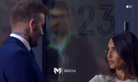El amistoso saludo entre David Beckham y Antonela Roccuzo, esposa de Lionel Messi, quien más adelante se encontraría con un famoso. 