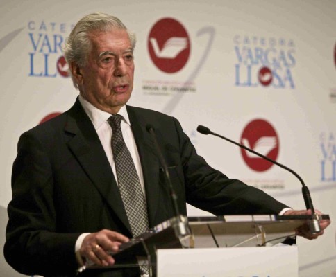 El Nobel peruano de literatura Mario Vargas Llosa durante una conferencia de prensa y presentaciÃ³n de su nueva novela, 'Tiempos recios', el martes 8 de octubre del 2019 en Madrid. (AP Foto/Manu FernÃ¡ndez)