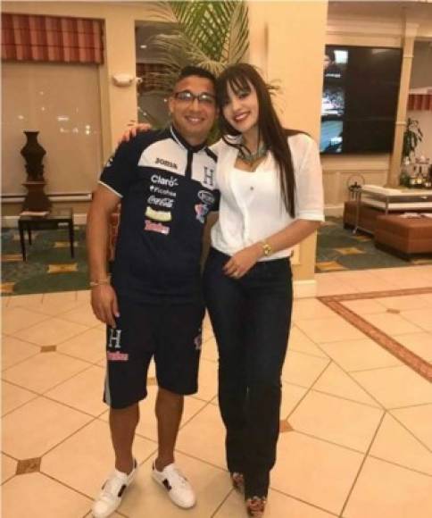 Virginia dio la sorpresa a Emilio Izaguirre en la concentración de la Selección de Honduras, donde lo llegó a visitar. El jugador no esperaba la visita.
