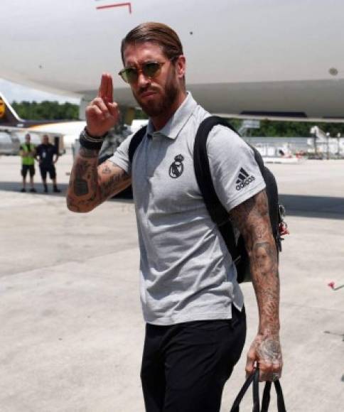 El capitán español Sergio Ramos, tomó el tiempo de saludar a los aficionados.