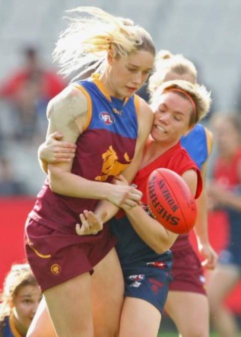 Tayla Harris, del equipo de Queensland, es abordada por Jessica Cameron, de Melbourne , en un juego de fútbol americano en Australia.