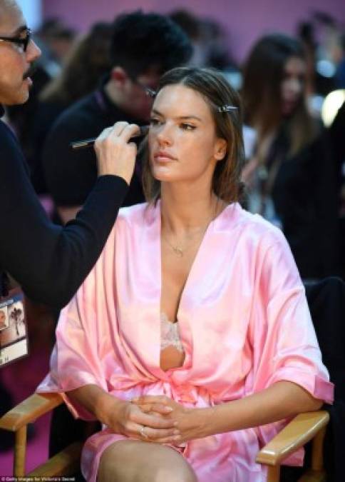 Alessandra Ambrosio en los últimos retoques de maquillaje.