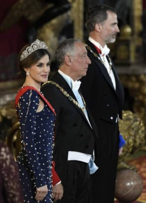 Este lunes Letizia de Borbón, en lo que parece una forma de limar las rumoradas asperezas, se decidió por usar una de las tiaras favoritas de la doña Sofía.<br/>En la cena de gala ofrecida en el Palacio Real en honor del presidente de Portugal, Marcelo Rebelo de Sousa, la esposa de don Felipe ha lucido por primera vez la tiara Cartier, una de las favoritas de doña Sofía.