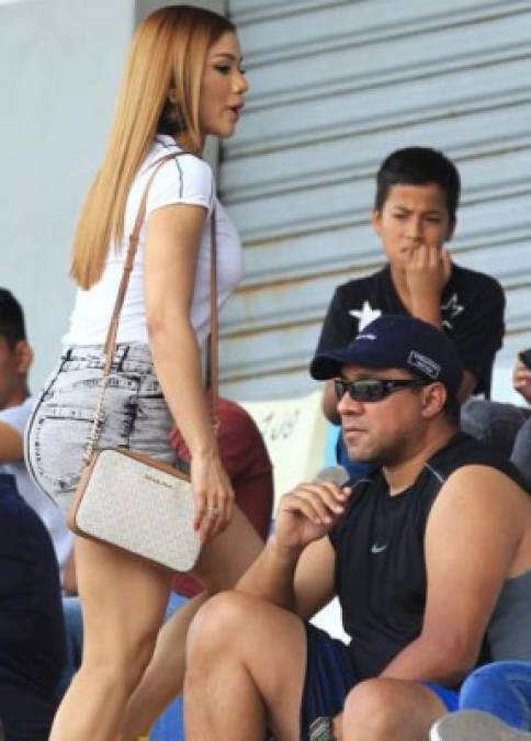 Esta hermosa rubia cautivó en el estadio Nacional de Tegucigalpa, se instaló en el sector de silla.