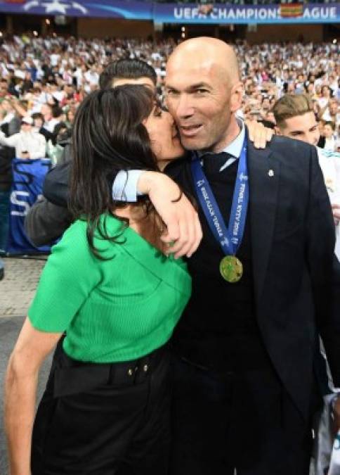 Zinedine Zidane es felicitado por su esposa Veronique. Foto AFP
