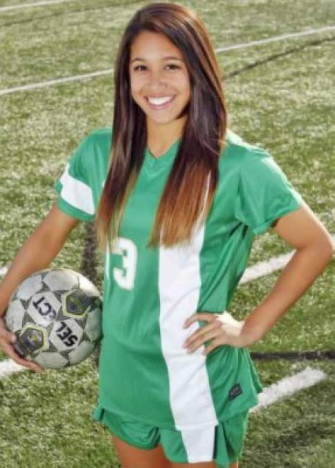 Elexa Bahr: La bella futbolista hondureña es otra de las hermosas chicas que deslumbran en los estadios.