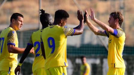 Choco Lozano fue felicitado por sus compañeros tras su gol marcado al Málaga.