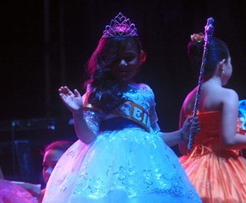Lía Natalia Cruz, representante de Río Blanco, fue electa como la ganadora de la corona del Reinado Infantil de la Feria Juniana 2016.