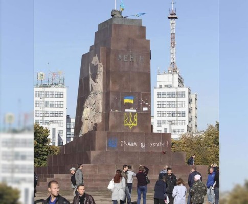 Derriban otras dos estatuas de Lenin en el este de Ucrania