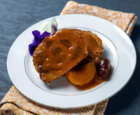 Lomo de cerdo relleno en salsa de duraznos y dátiles