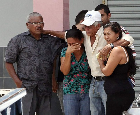 Mujer de 81 años muere arrollada por un automóvil cuando cruzaba la carretera