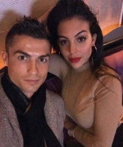 Medios señalan que al parecer Cristiano y Georgina se habrían casado hace unos meses atrás. Es un gran misterio el que tiene la pareja.