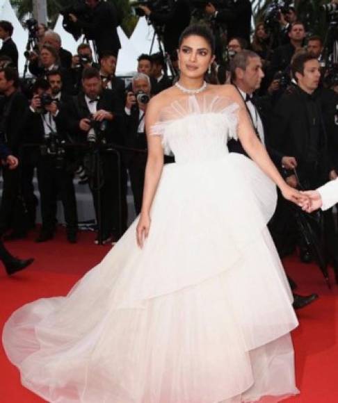 Pese a que es el primer Festival de Cine de Cannes de Chopra, la actriz ha sabido como derrochar glamour y belleza, acaparando la atención en los primeros días del festival.