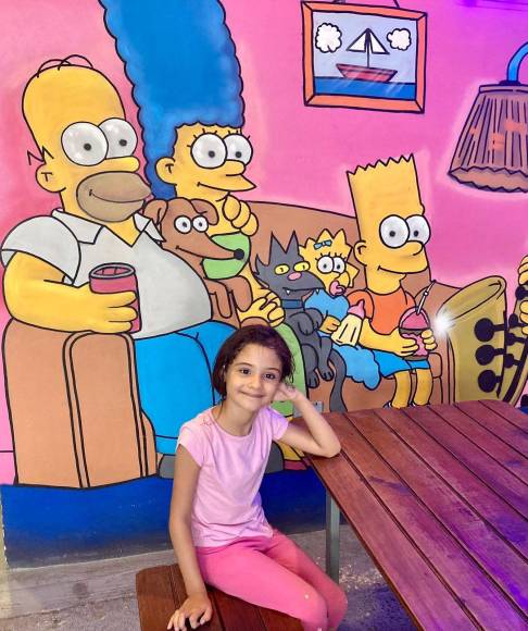 El restaurante cuenta con murales alusivos a la familia de Los Simpson, decoración con luces tenues y mesas muy amplias para que tanto niños como adultos puedan sentirse cómodos.