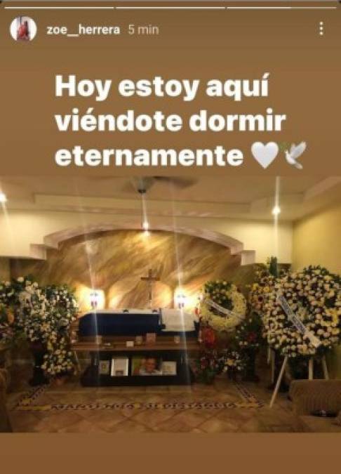 “Hoy estoy aquí, viendote dormir eternamente“. Es el mensaje que escribió Zoé María Herrera en su cuenta de Instagram acompañado por una imagen del ataúd de Chelato Uclés.