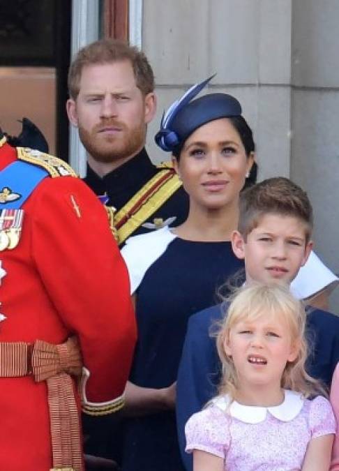 Meghan lució un vestido azul marino de Givenchy, con un tocado a juego de Noel Stewart.