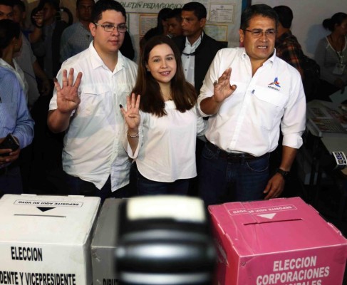 Hija de JOH orgullosa de votar por primera vez