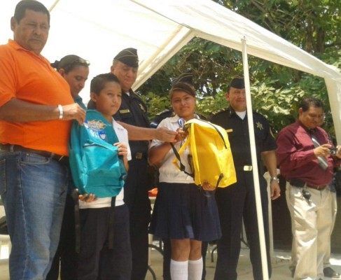 Policías donan mochilas a escolares sampedranos