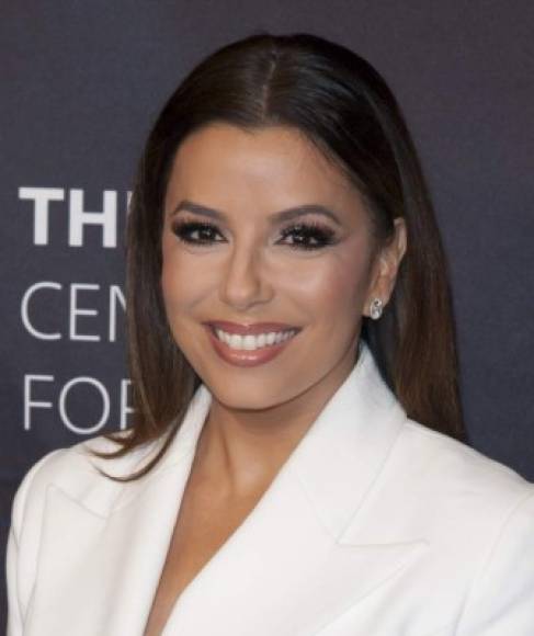 Eva Longoria sabe que su belleza va más allá del maquillaje y eligió tonos tierras en esta ocasión.