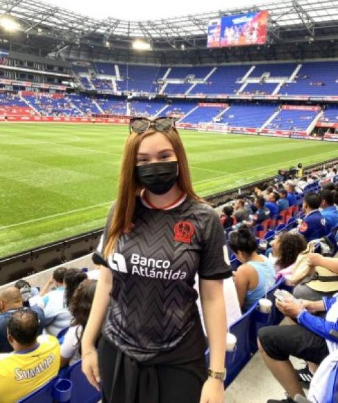 Andrea Sandoval, una guapa aficionada del Olimpia en las gradas del estadio Red Bull Arena.