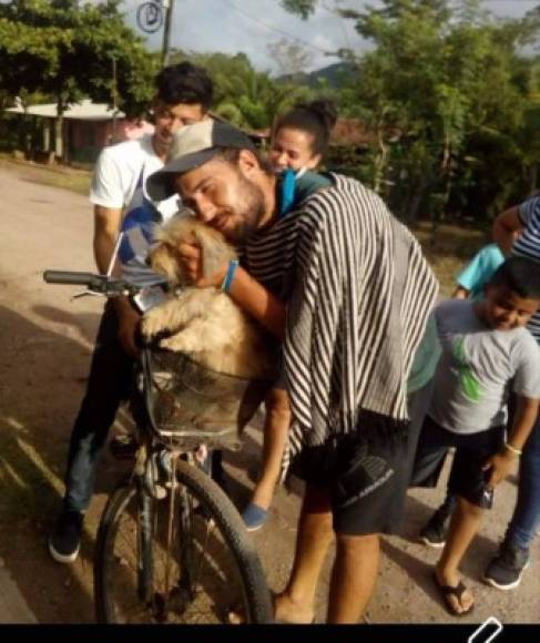 Incluso se mostró cariñoso con los cachorros.