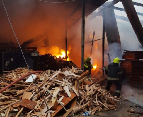 Incendio consume maderera en San Pedro Sula