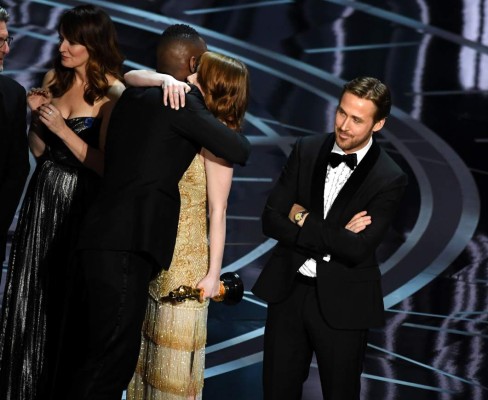 HOLLYWOOD, CA - FEBRUARY 26: 'Moonlight' actor Mahershala Ali hugs Emma Stone after it was discovered 'La La Land' was mistakenly announced as Best Picture onstage during the 89th Annual Academy Awards at Hollywood & Highland Center on February 26, 2017 in Hollywood, California. Kevin Winter/Getty Images/AFP== FOR NEWSPAPERS, INTERNET, TELCOS & TELEVISION USE ONLY ==