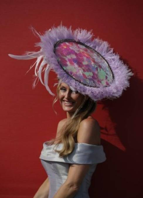 Las carreras de caballos del Royal Ascot es uno de los eventos más exclusivos de Londres y las damas lucen sombreros extravagantes.