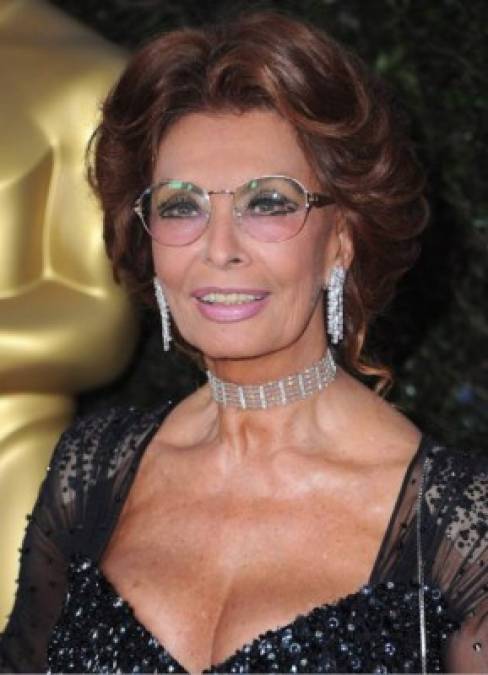 Sophia Loren <br/><br/>La italiana siempre ha dicho que la religión tuvo un papel preponderante en su vida y admiró profundamente al Papa Juan Pablo II, a quien asegura tener constantemente en su memoria.<br/><br/>De hecho, la actriz ha visitado la tumba del desaparecido Pontífice en el Vaticano, orado frente a ella y fue una de las que abogaron por su beatificación. También ha demostrado su devoción al Papa Francisco, con quien ya tuvo una audiencia privada en 2017.<br/><br/>'(Me gusta) la serenidad y esa manera suya de hablar que da seguridad. Después de verlo y escucharlo, realmente tienes ganas de vivir y creer, creer, creer. Este Papa ayuda mucho a la fe de las personas', dijo al portal italiano Famiglia Cristiana. <br/>