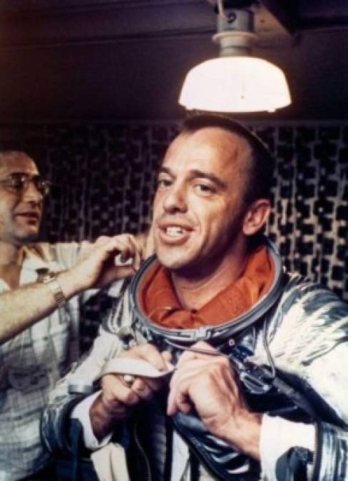 Alan Shepard, el primer hombre de Estados Unidos en el espacio, se pone su traje espacial Navy Mark IV. <br/>