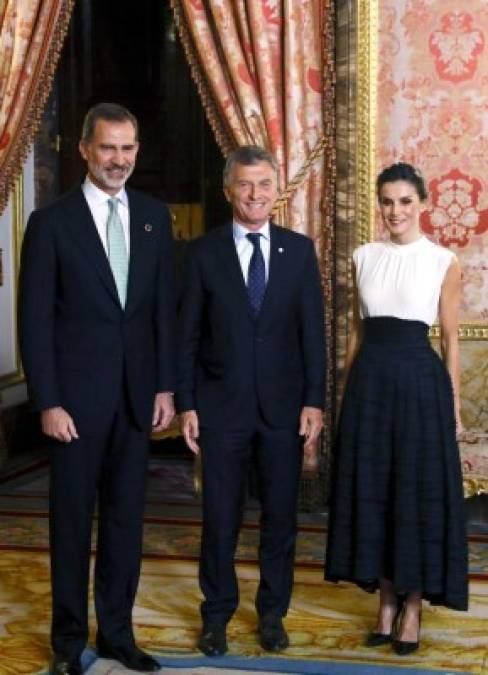 El presidente de Argentina, Mauricio Macri (c) llegó sin la compañía de su despampanante esposa, Juliana Awada.