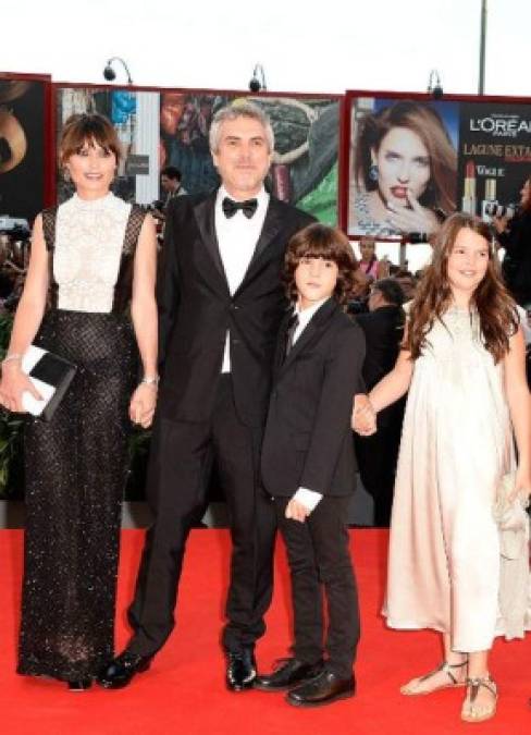 Alfonso Cuarón y Annalisa Bugliani se separaron en 2008, cuando Tess y Olmo eran muy pequeños.<br/><br/>El director ha estado una relación con Sheherazade Goldsmith (en foto a la izquierda) desde 2011.<br/>