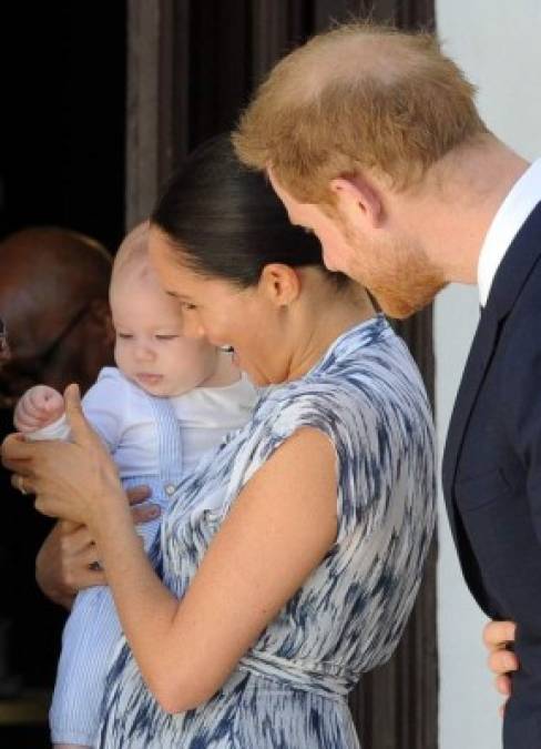 Archie, que cumple cinco meses el 06 de octubre, llevaba un traje azul claro de H&M sobre una camisa blanca de manga larga y calcetines de lana, a pesar del clima cálido.