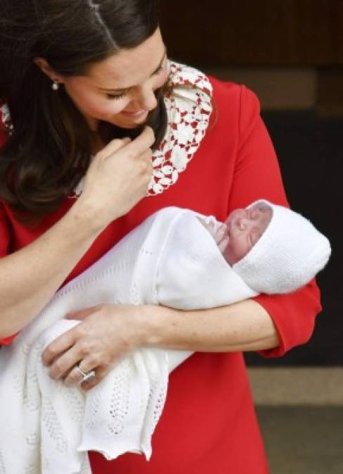 El bebé tuvo una breve aparición, debido a la preocupación de sus padres de que el recién nacido se resfriara con las bajas temperaturas en Londres.<br/>