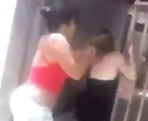 Mujer golpea y lanza al río a la supuesta amante de su esposo
