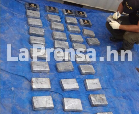 Encuentran supuesta droga en buque que llegó de Panamá
