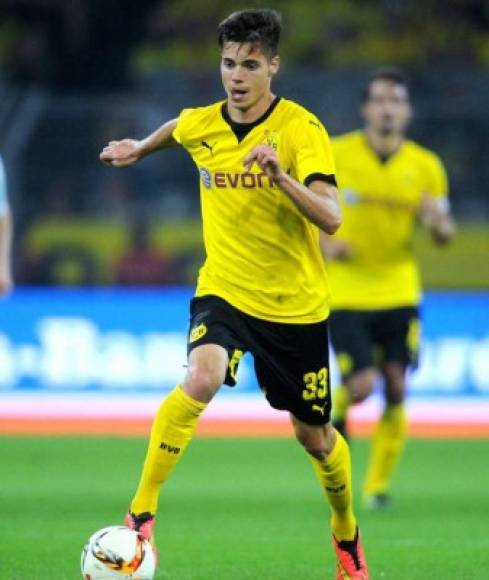 Julian Weigl, mediocentro del Borussia de Dortmund, es uno de los más seguidos y valorados del momento en Europa. Su talento ha cautivado a varios equipos como el Manchester City o el Real Madrid, que habían mostrado interés en él. Sin embargo, este joven de 21 años acaba de renovar con los alemanes y vestirá de amarillo hasta 2021.
