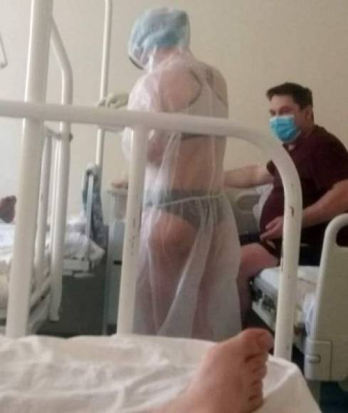 La enfermera afirmó que no toleraba el calor que hacía con su traje de protección y que no se dio cuenta de que la EPI se transparentaba.